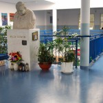 Zdjęcie pomnika patrona szkoły (na holu głównym)