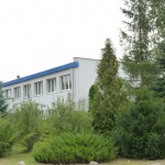 Zdjęcie budynku szkoły zza drzew
